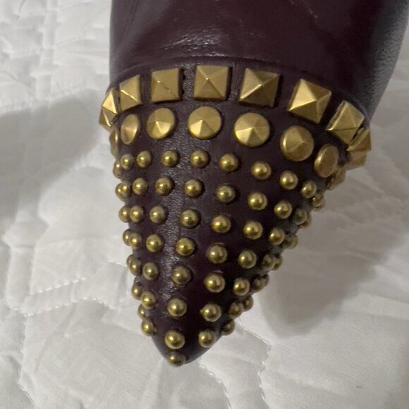Gucci Coline Studded T-Strap Pumps Burgundy Gold Spikes Leather 40.5 Italy - Picture 10 of 15
